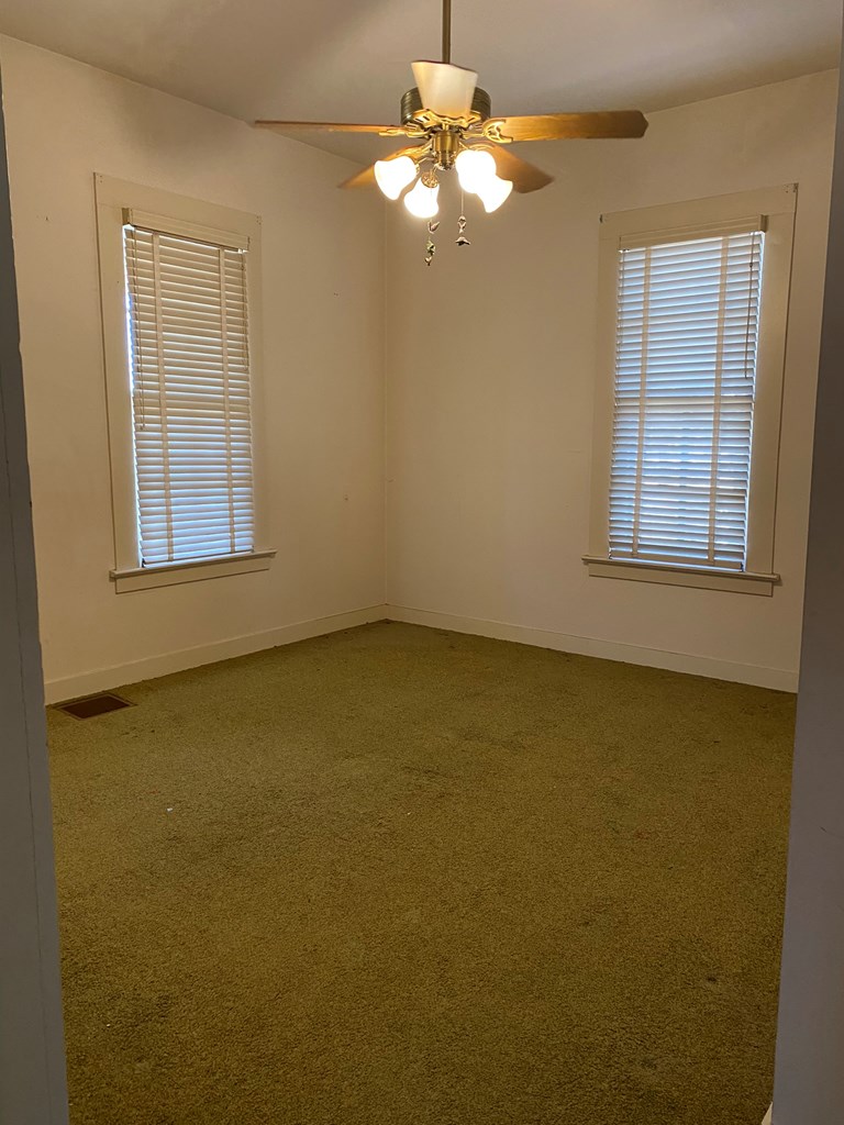 209 W Hackberry St Property Photo 5