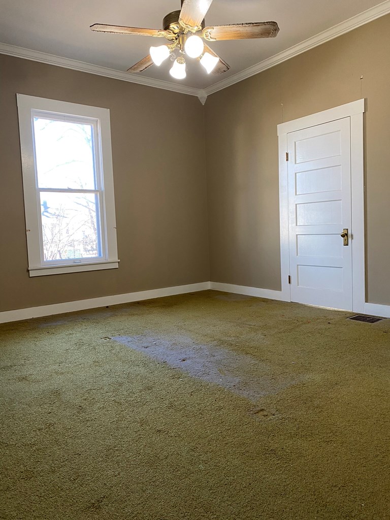 209 W Hackberry St Property Photo 6