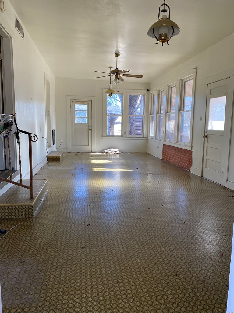 209 W Hackberry St Property Photo 8