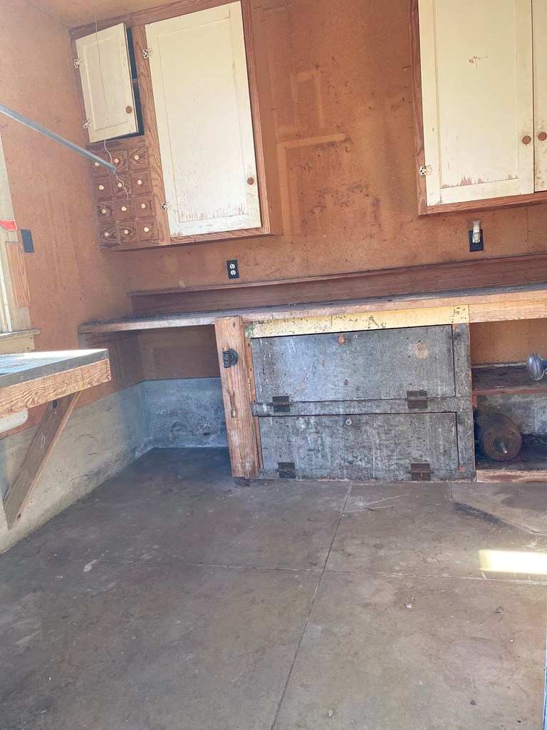 209 W Hackberry St Property Photo 9