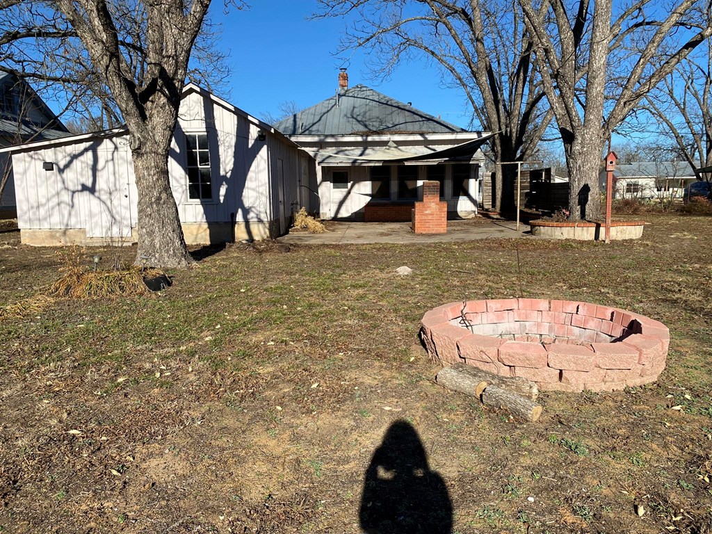 209 W Hackberry St Property Photo 11