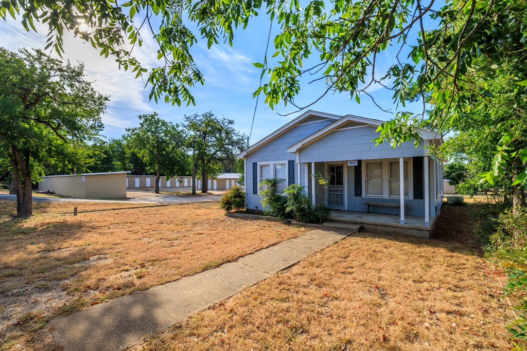 1807 N Llano St Property Photo 5