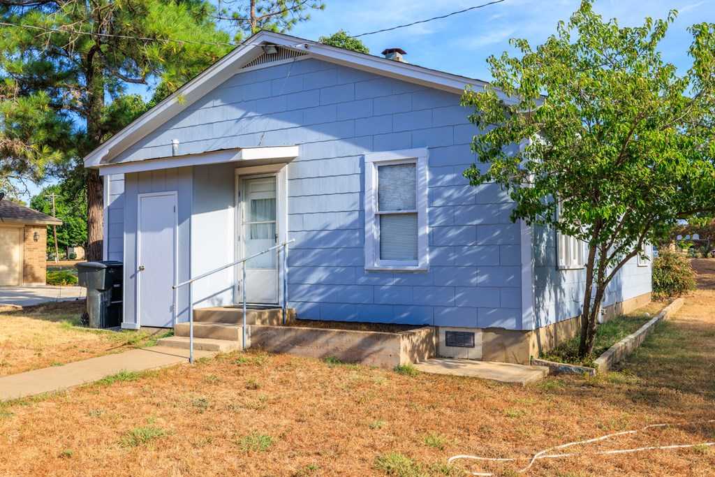 1807 N Llano St Property Photo 6