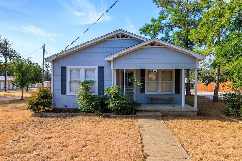 1807 N Llano St Property Photo 9
