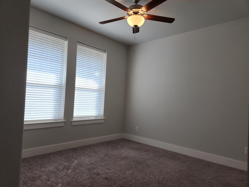 303 Winston Dr Property Photo 6