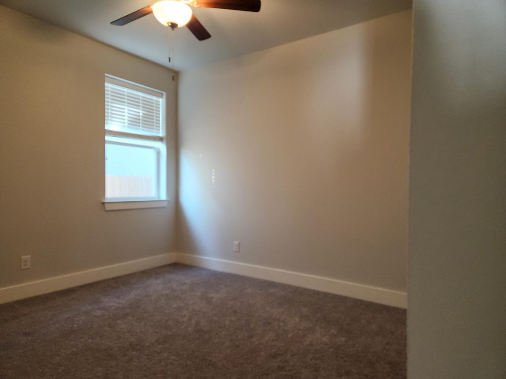 303 Winston Dr Property Photo 8