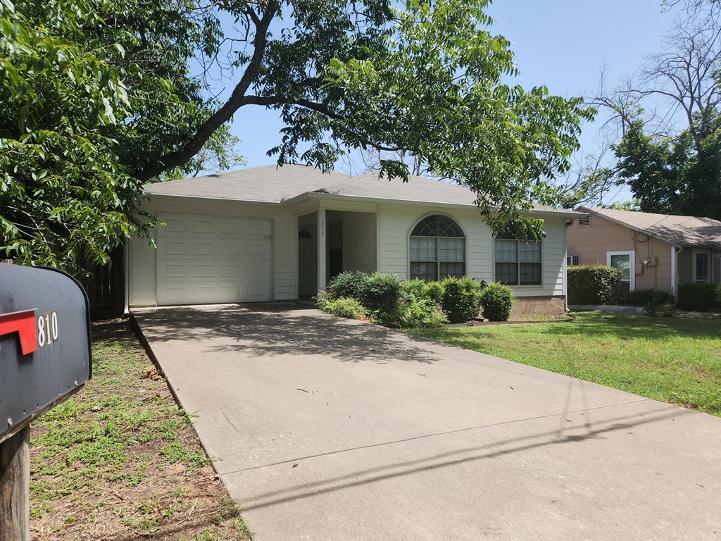 810 Apple St Property Photo 3
