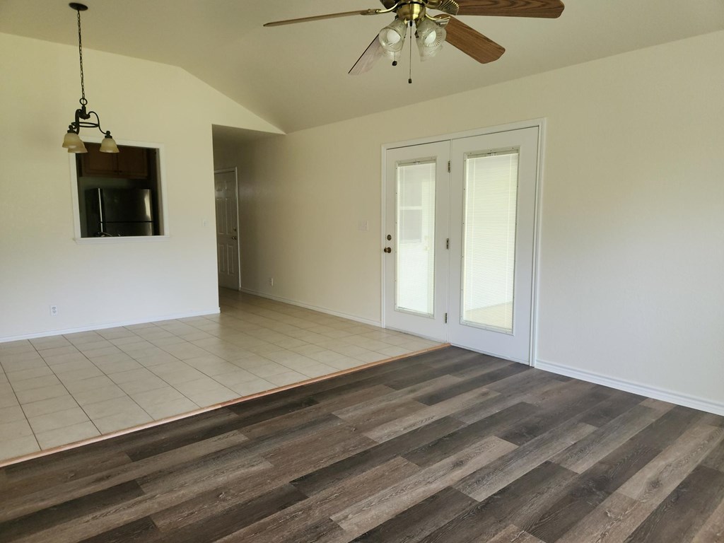 810 Apple St Property Photo 4