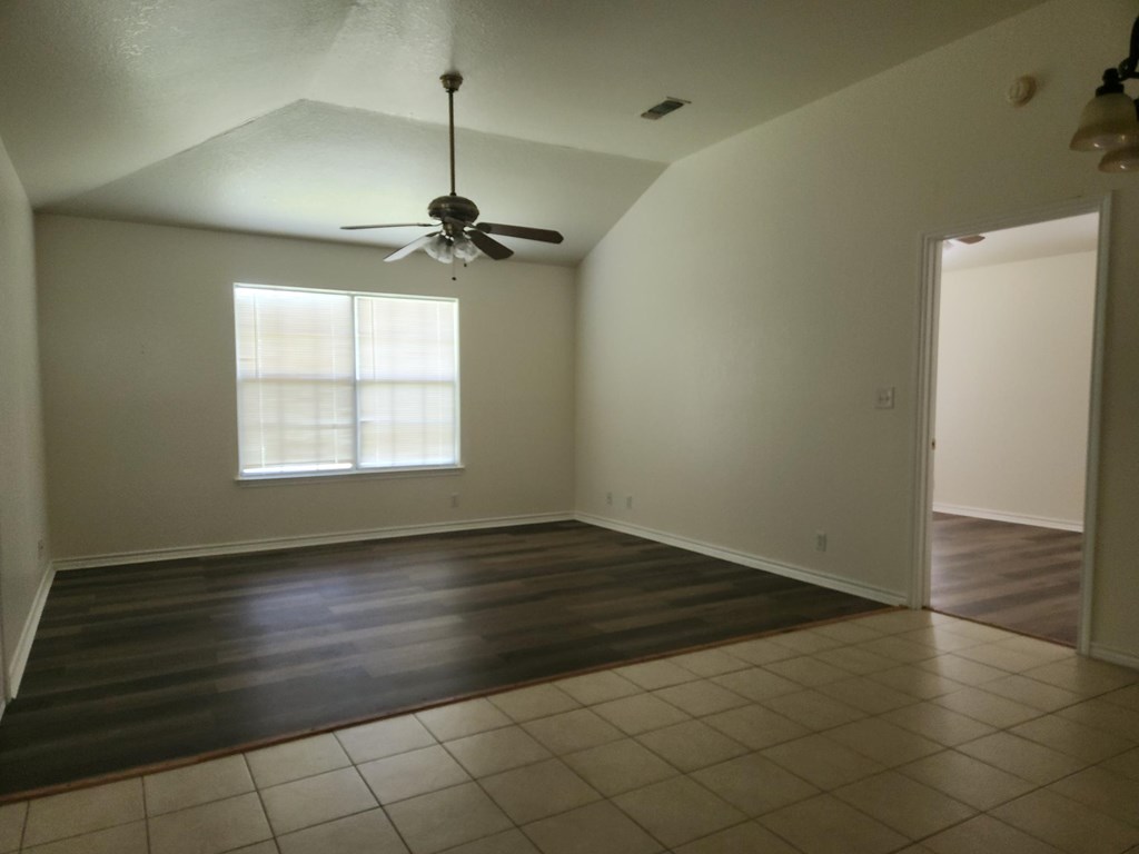 810 Apple St Property Photo 5