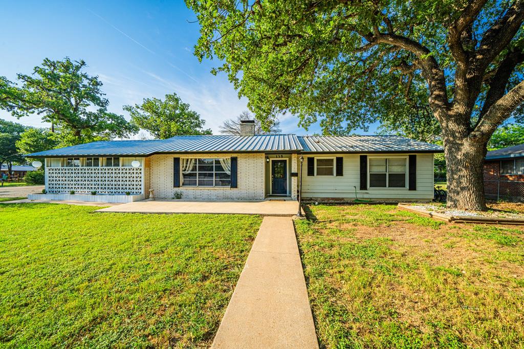 135 Oak Way Property Photo