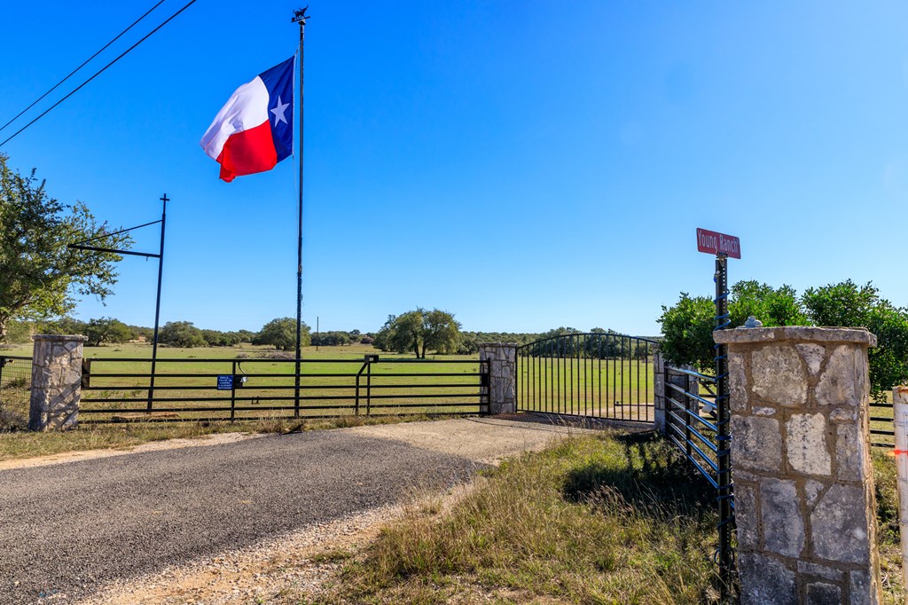 5541 W Us Hwy 290 Property Photo 8