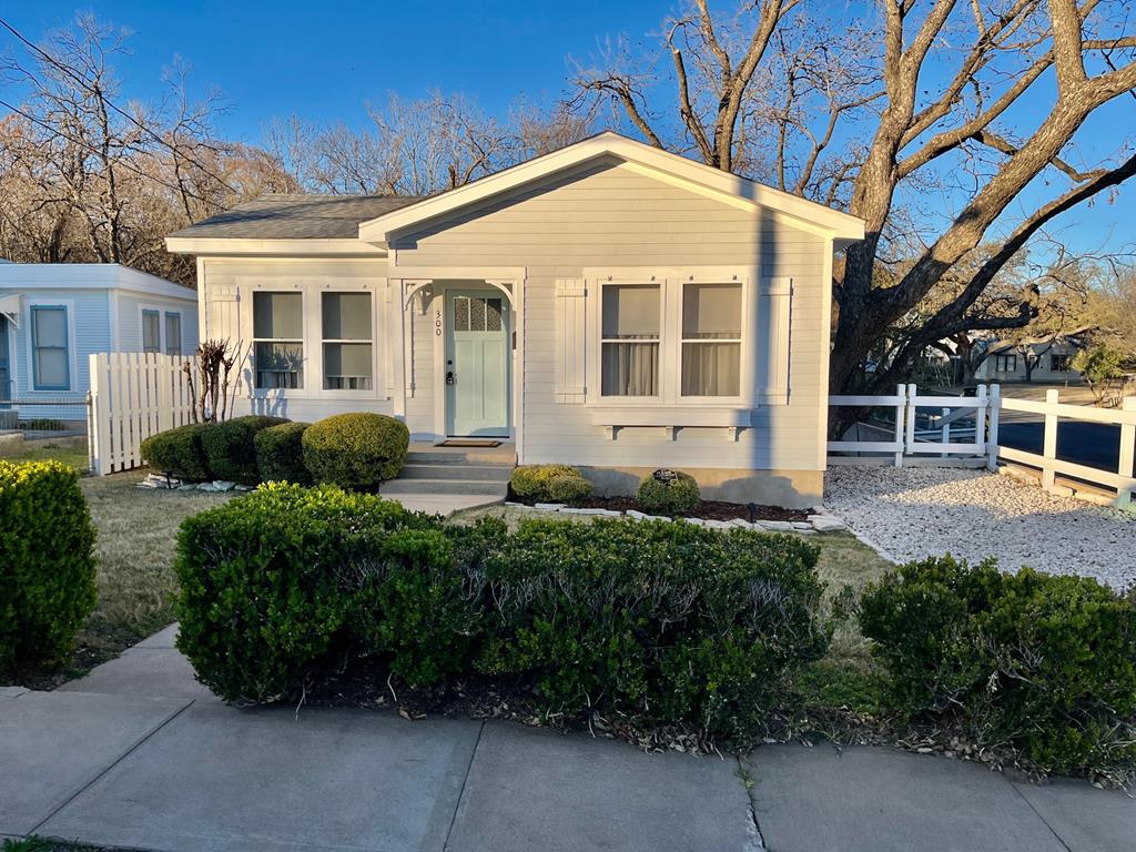 300 W Austin St Property Photo