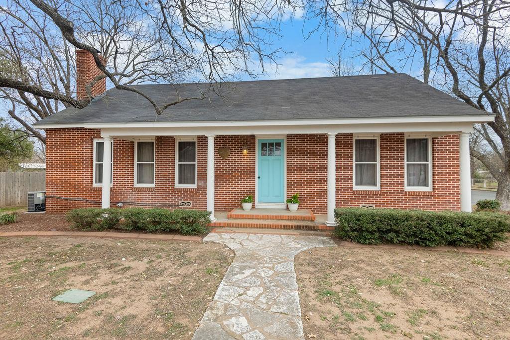901 N Llano St Property Photo 1