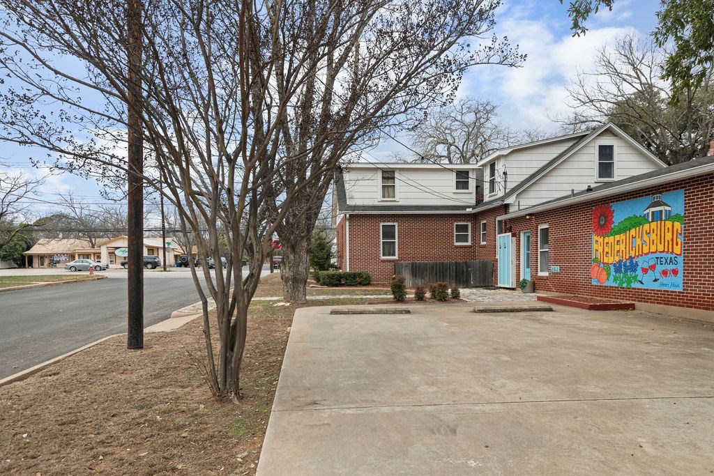 901 N Llano St Property Photo 21
