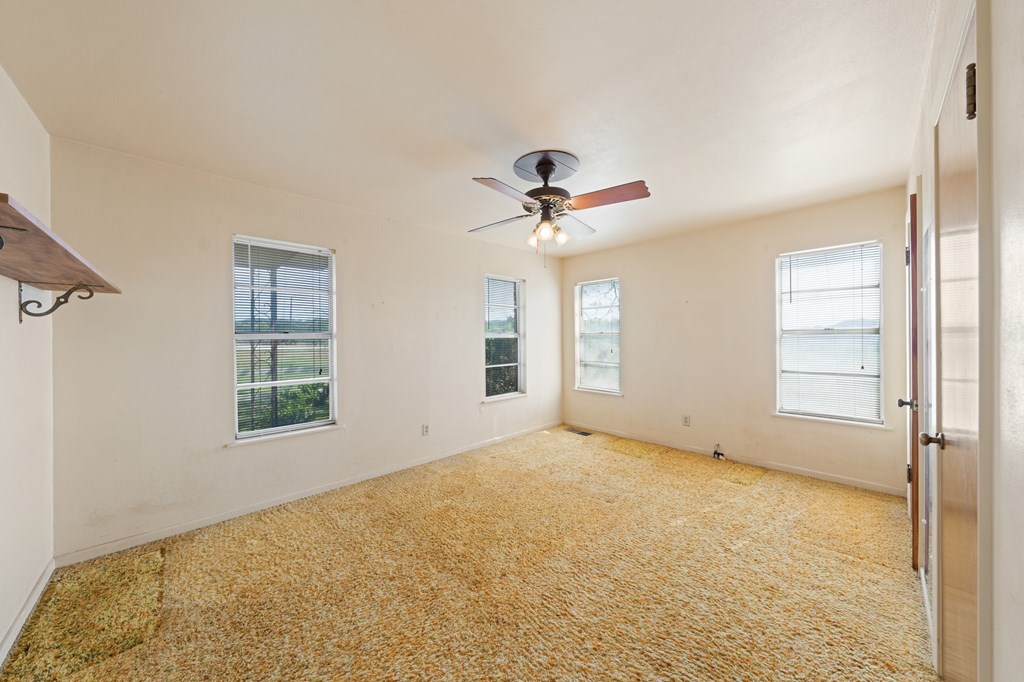 3037 W Us Hwy 290 Property Photo 11
