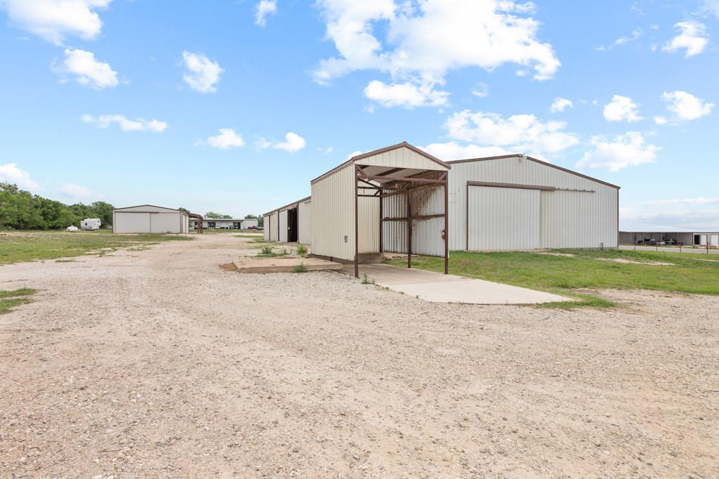 2684 W Us Hwy 290 Property Photo 2