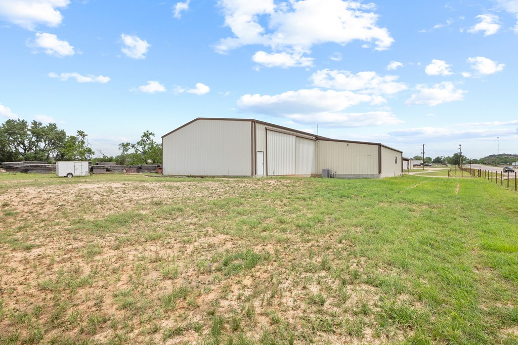 2684 W Us Hwy 290 Property Photo 15