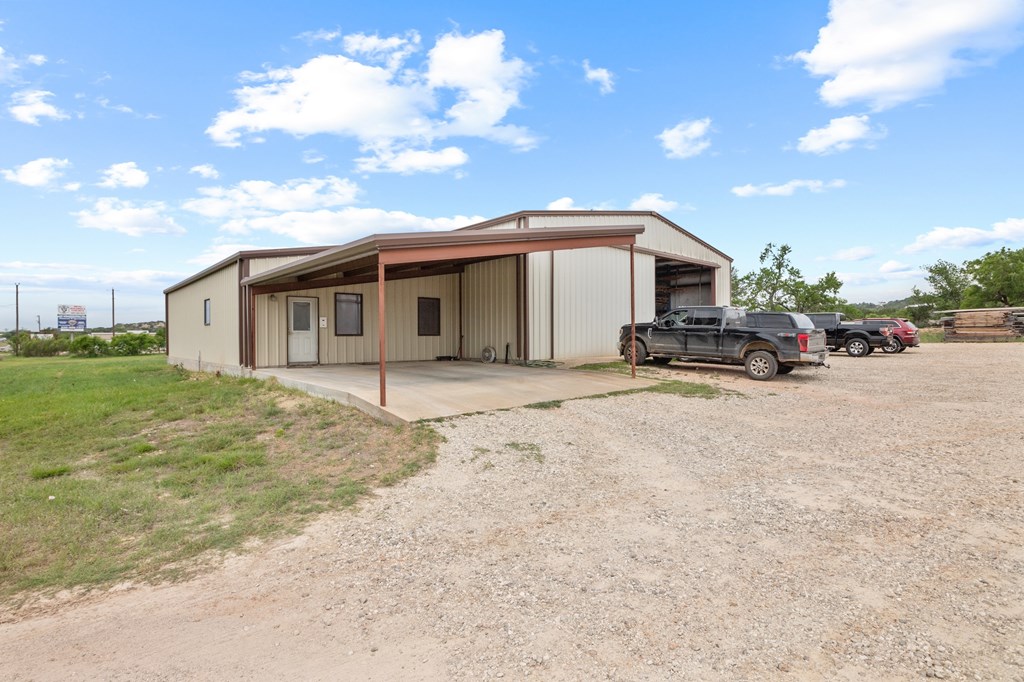 2684 W Us Hwy 290 Property Photo 18