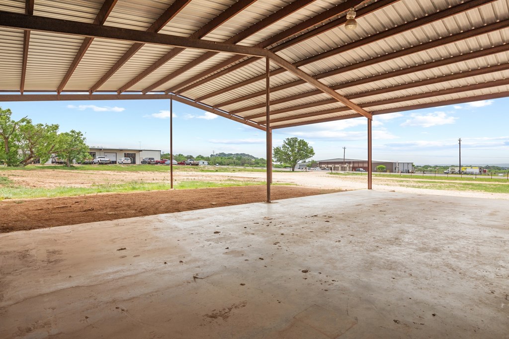 2684 W Us Hwy 290 Property Photo 25