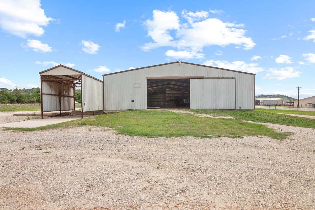 2684 W Us Hwy 290 Property Photo 29