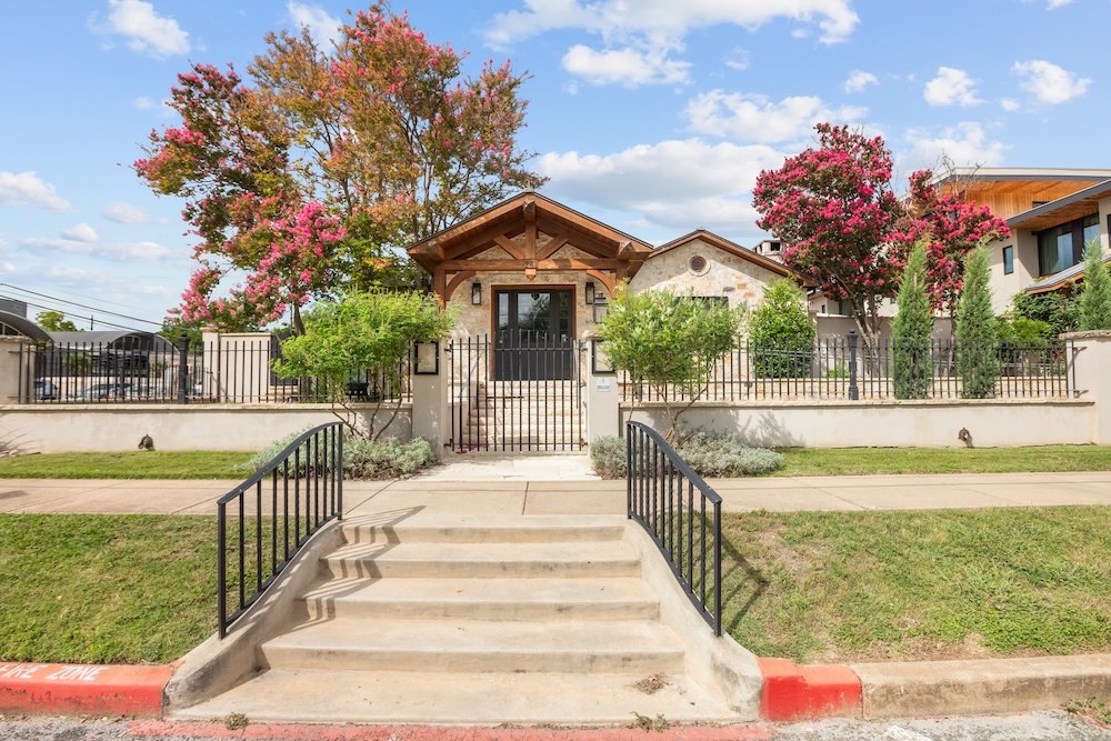 241 E Austin St Property Photo 3