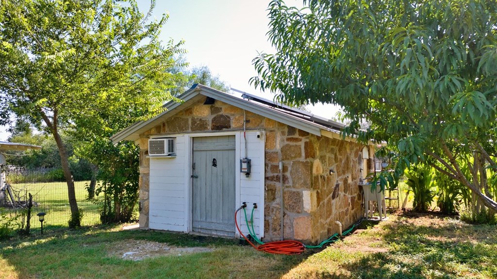 817 S Live Oak St Property Photo 9