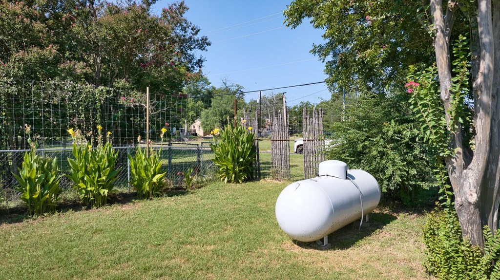 817 S Live Oak St Property Photo 10