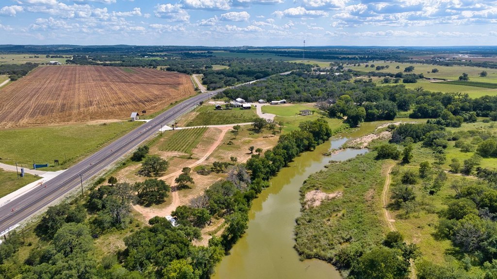 13502 E Us Hwy 290 Property Photo 3
