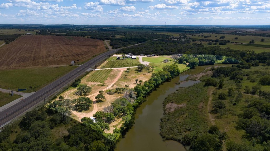 13502 E Us Hwy 290 Property Photo 4