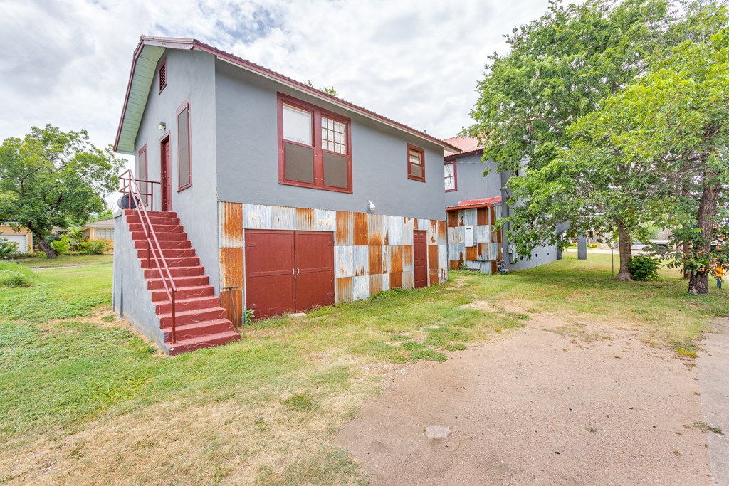 1600 Ford St Property Photo 9