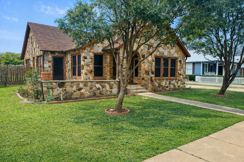 206 E Sandstone Property Photo 2