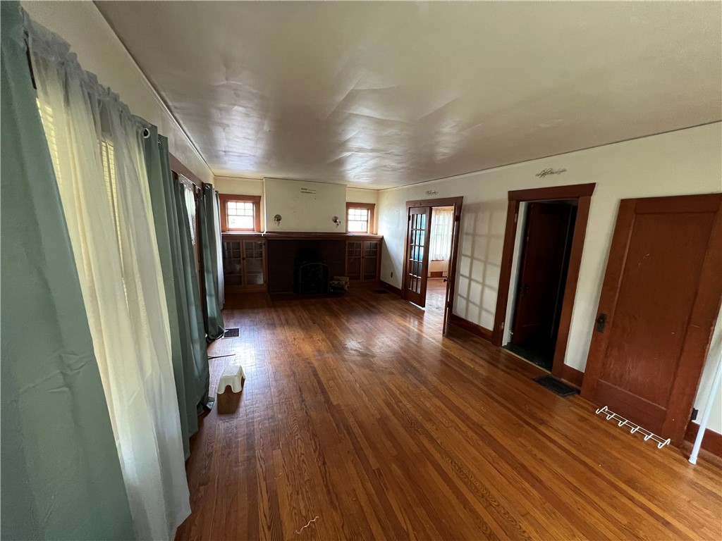 636 Cushing Street Property Photo 3