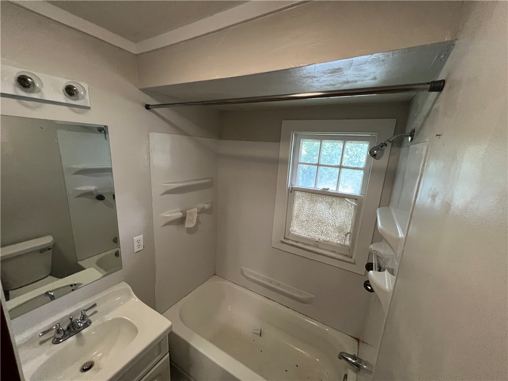 636 Cushing Street Property Photo 5