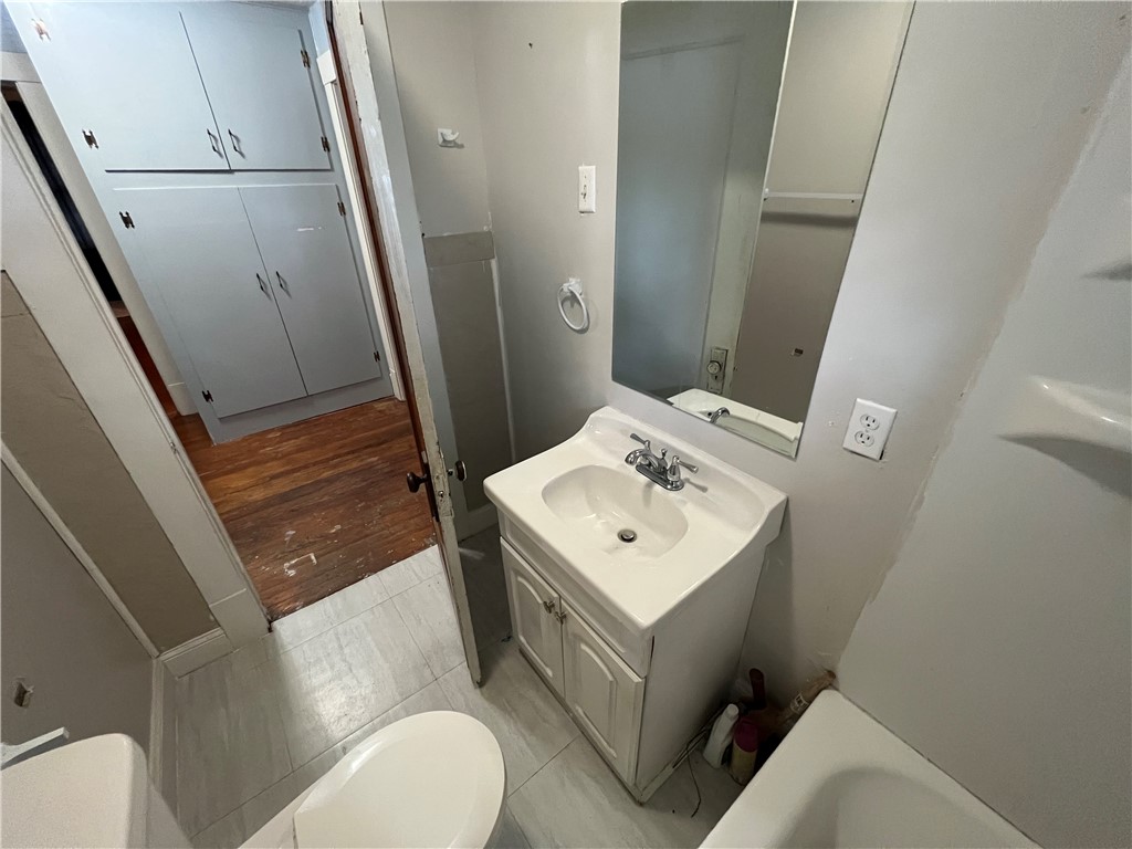 636 Cushing Street Property Photo 6