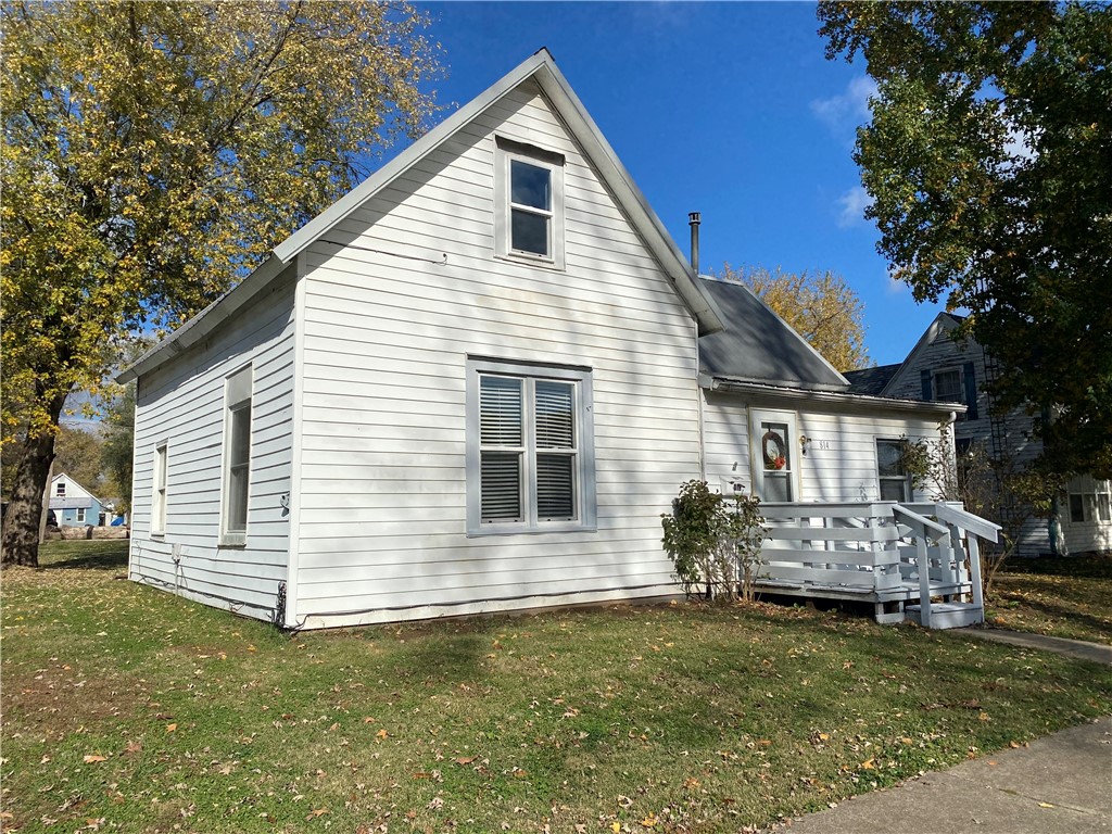 814 E 2nd Street Property Photo 2