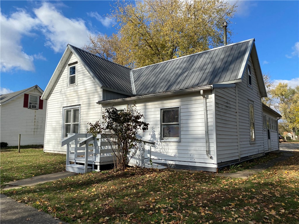 814 E 2nd Street Property Photo 3