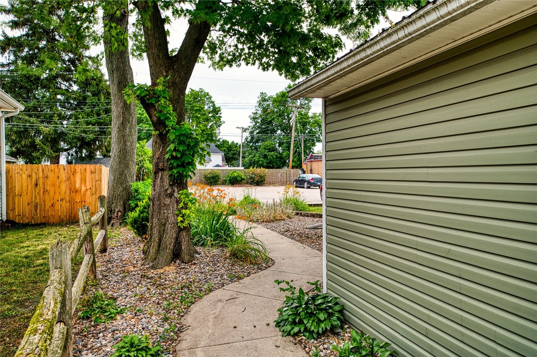 110 E Madison Street Property Photo 7