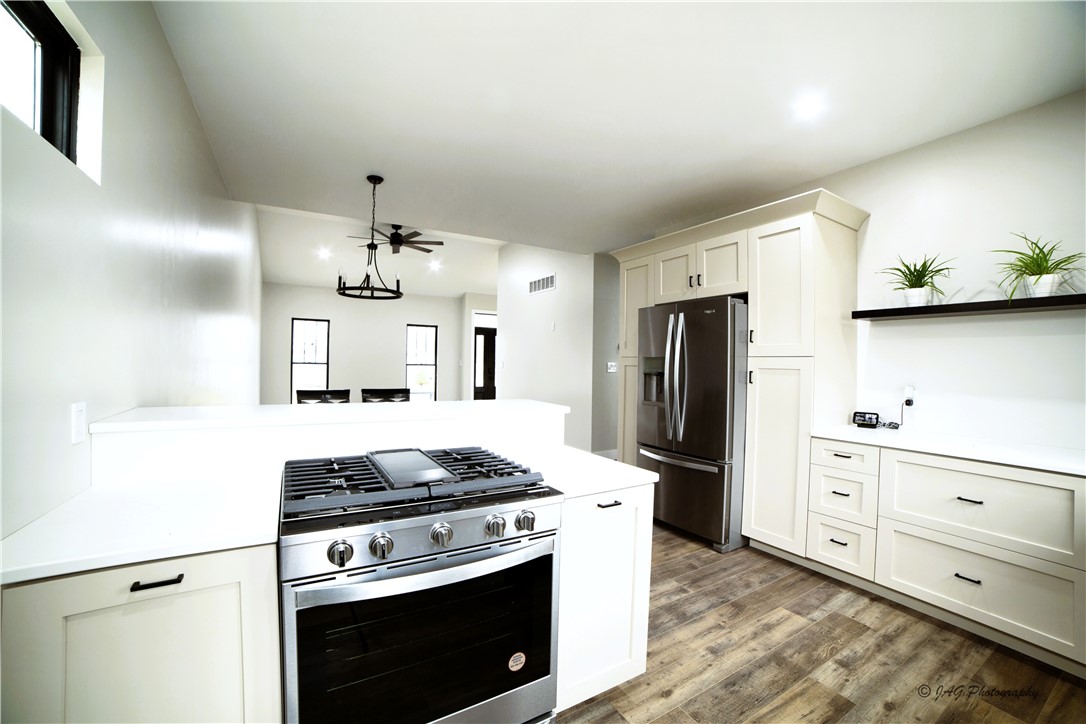 100 E Madison Avenue Property Photo 8