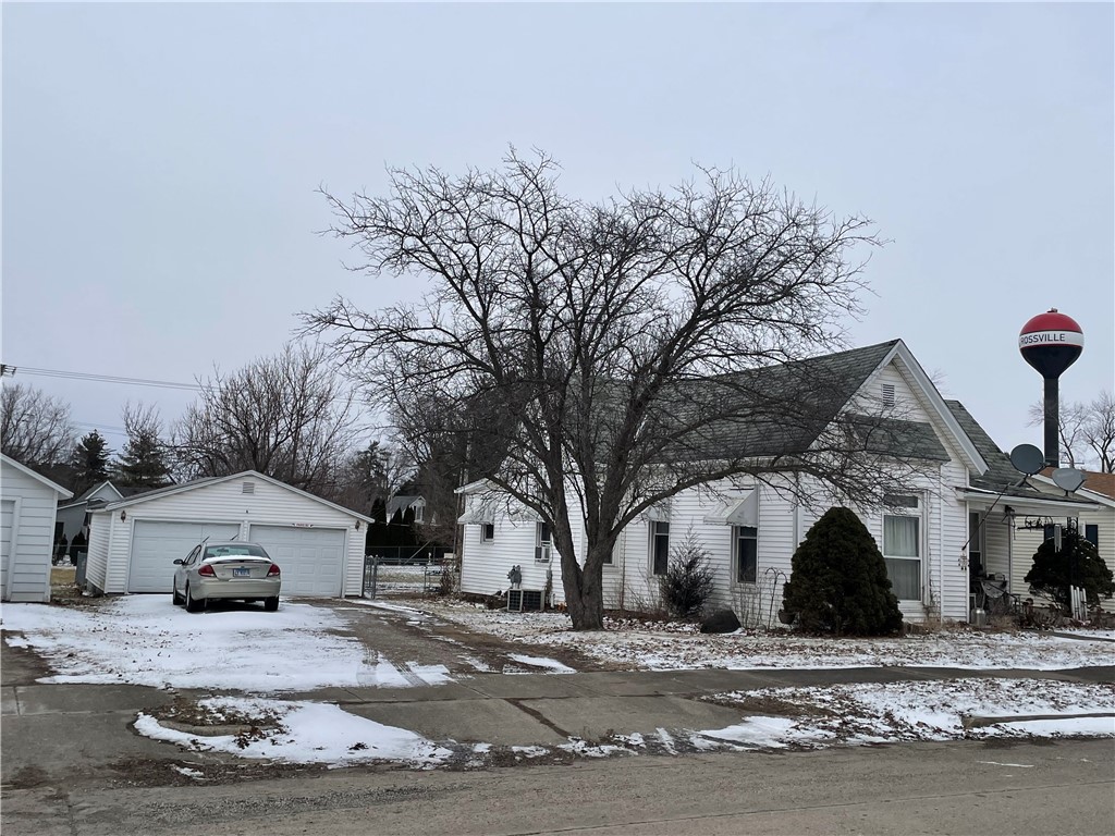 206 E Attica Street Property Photo 4