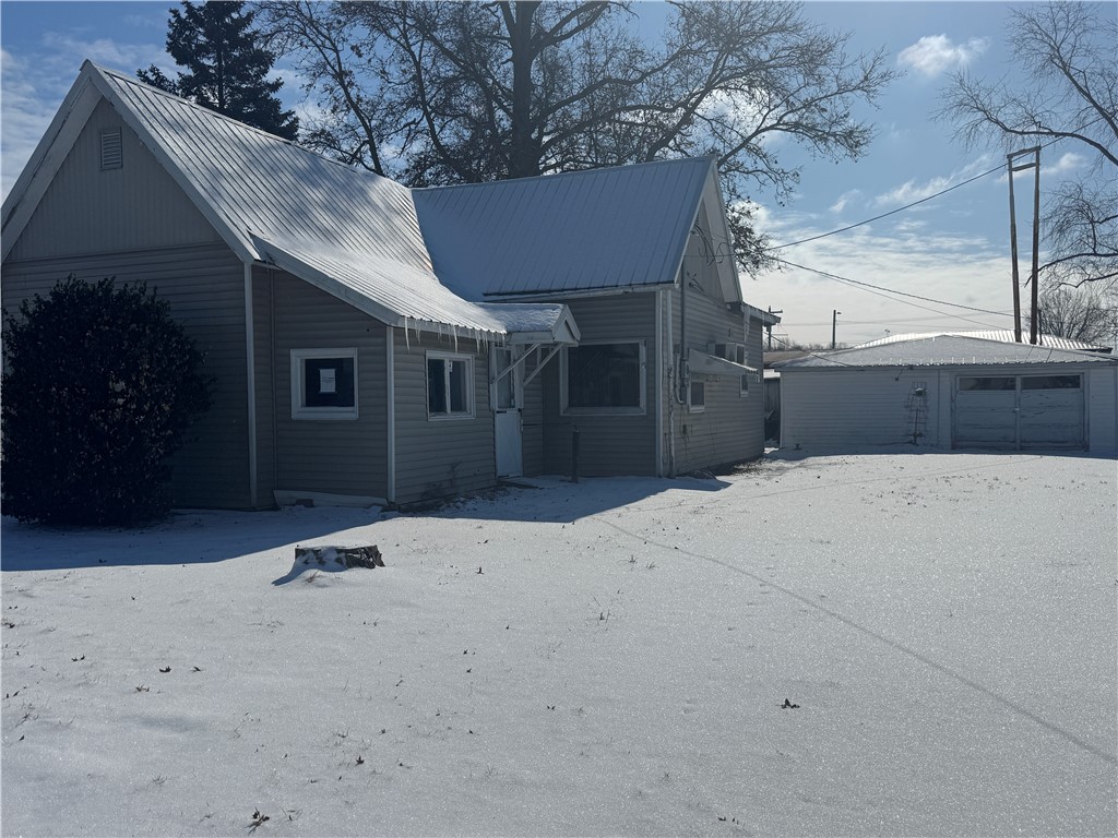 709 E Pleasant Street Property Photo 2