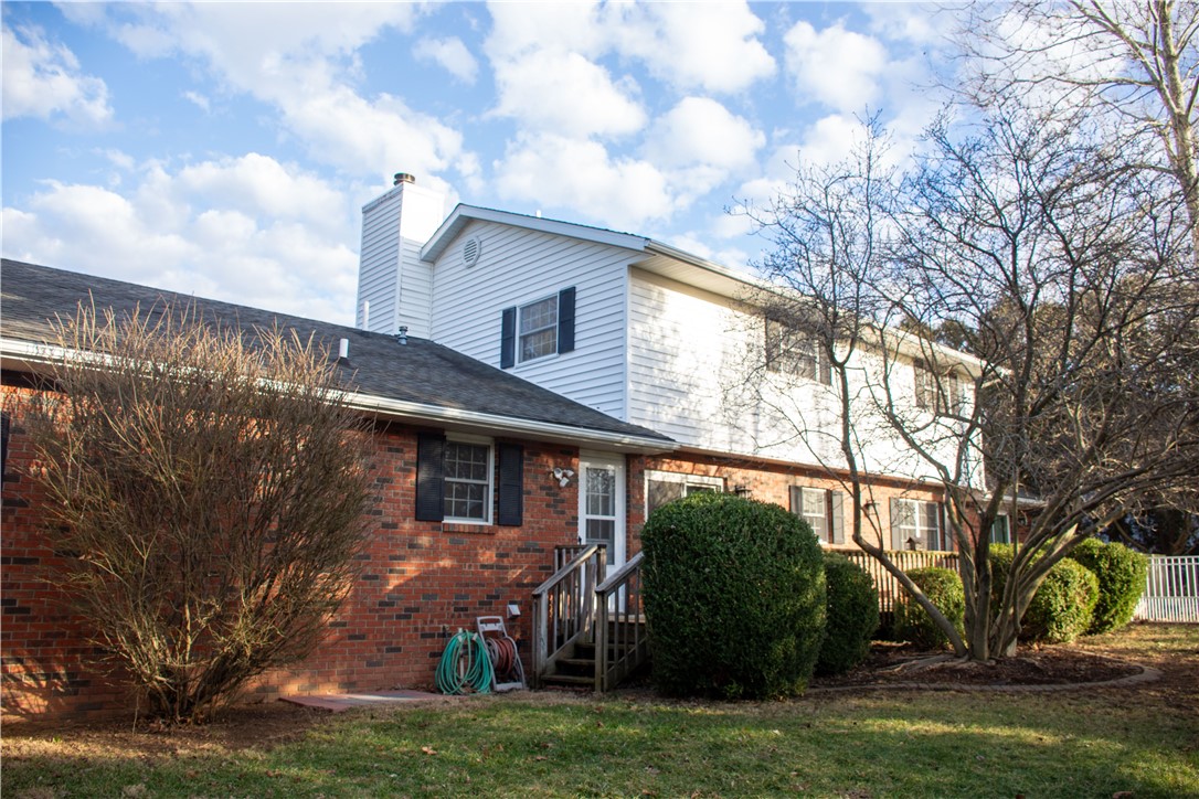 1007 Crestwood Drive Property Photo 2