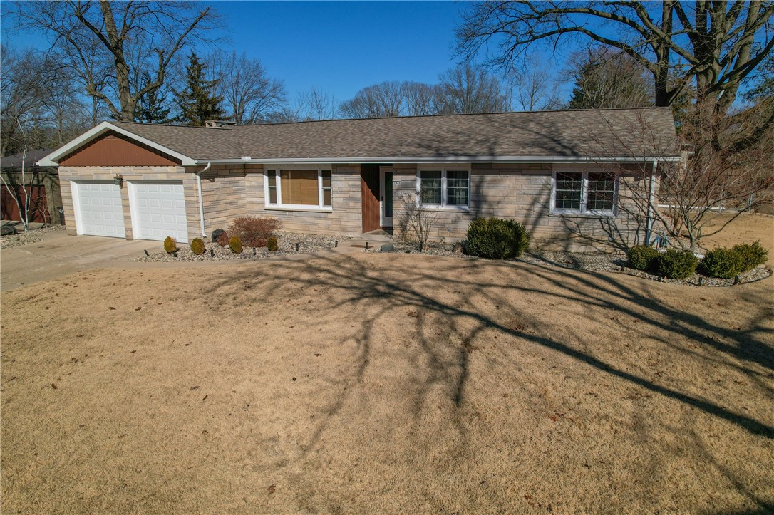 1423 Woodridge Drive Property Photo 2