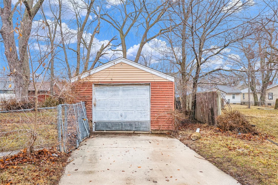 1056 W King Street Property Photo 5