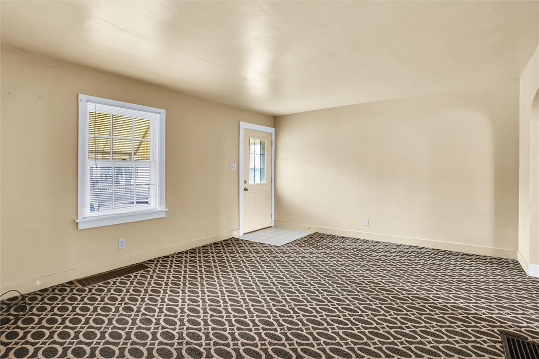 1056 W King Street Property Photo 11