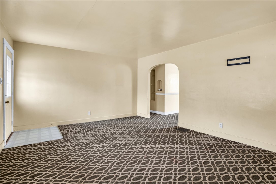1056 W King Street Property Photo 12