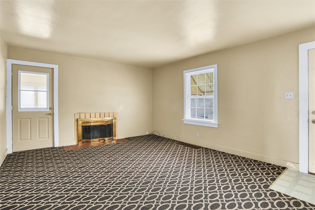 1056 W King Street Property Photo 13
