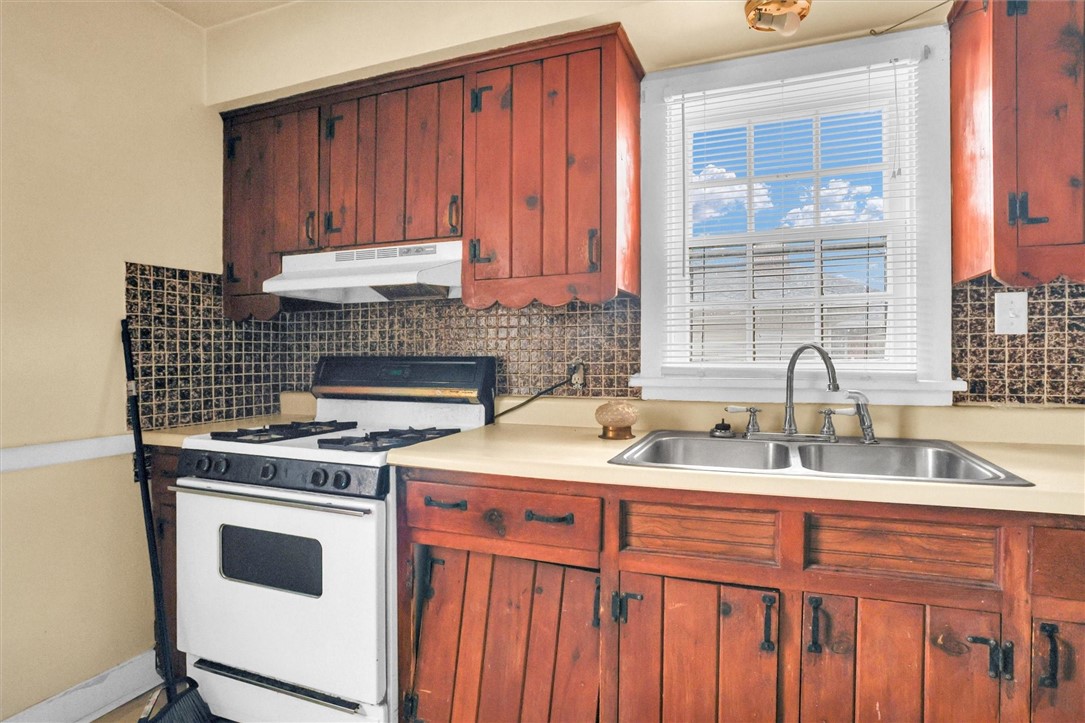 1056 W King Street Property Photo 18