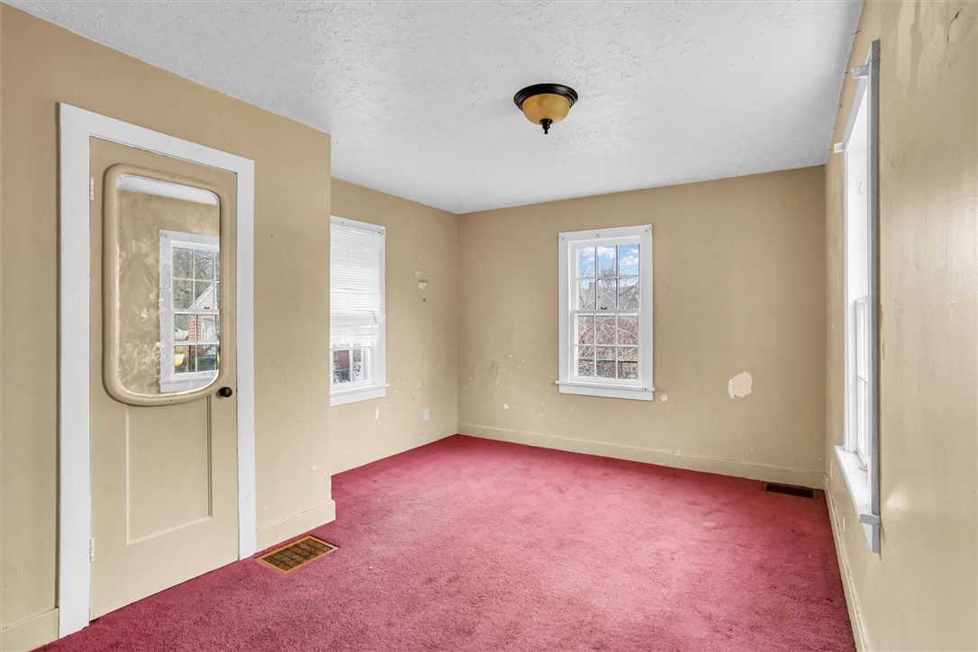 1056 W King Street Property Photo 22