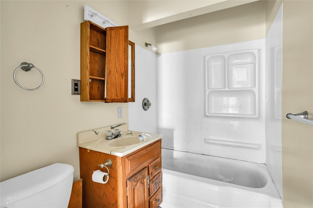 1056 W King Street Property Photo 29