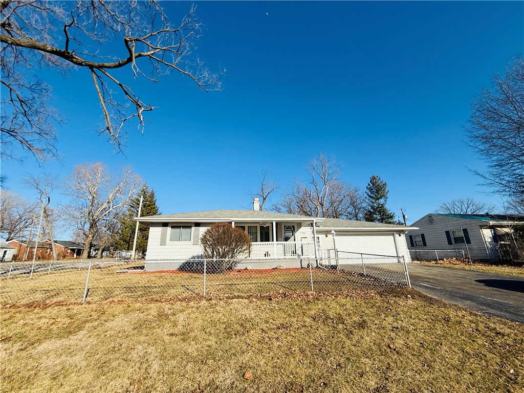 1740 N Dennis Avenue Property Photo 3